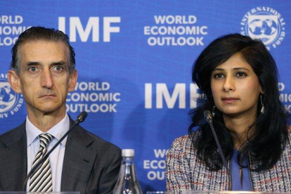 Gita Gopinath (derecha), economista jefa del FMI, presentó el informe de Perspectivas Económicas Globales.-EFE