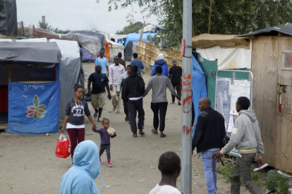 Inmigrantes en el campamento 'La Jungla' de Calais.-CHARLES PLATIAU / REUTERS