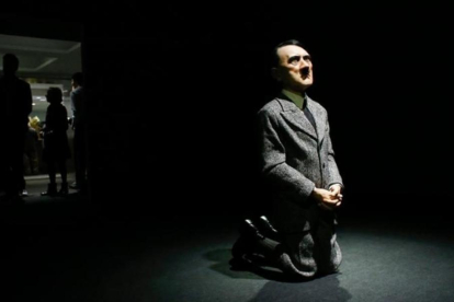 'Él', la estatua de Hitler de Cattelan que se ha vendido por 15 millones.-