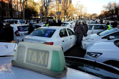 Taxistas en el paseo de la Castellana, en Madrid.-JOSÉ LUIS ROCA
