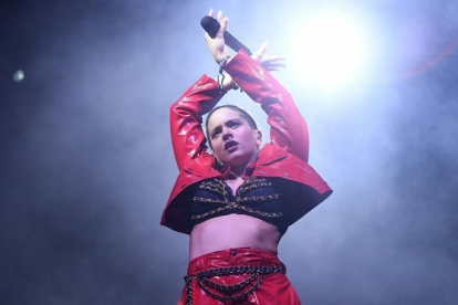 Rosalía y sus bailarinas durante el concierto en Coachella 2019.-AFP