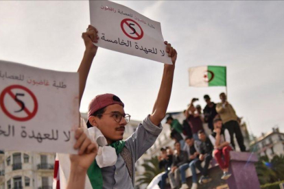 Manifestantes argelinos protestan contra un posible quinto mandato de Buteflika, este miércoles, en Argel.-RYAD KRAMDI (AFP)