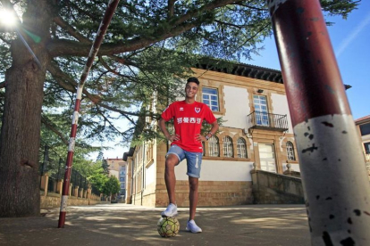 Moha en el patio del colegio de La Arboleda donde comenzó a jugar al fútbol, MARIO TEJEDOR