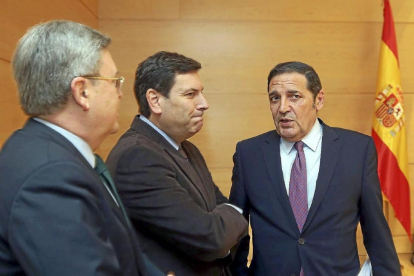 Antonio Sáez (d) con los populares José Manuel Fernández Santiago y Carlos F. Carriedo en  las Cortes-Ical