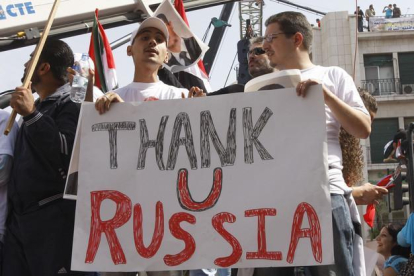 Partidarios del Gobierno sirio se manifiestan en agradecimiento a Rusia, en Damasco.-AP / MUZAFFAR SALMAN