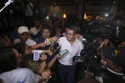 El presidente de Honduras  y candidato a la reelección Juan Orlando Hernández se proclama vencedor de las elecciones en Honduras.-/ EFE / GUSTAVO AMADOR