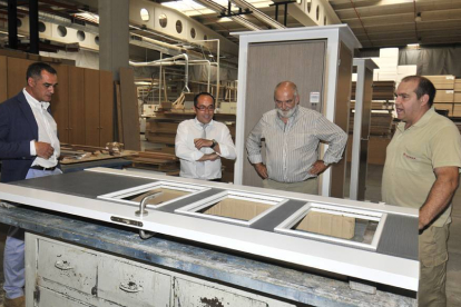 Martín Navas, Luis Rey y Jaime Ribas, en la visita a la fábrica de Norma-V.G.
