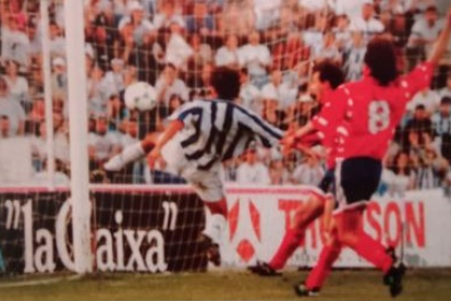 Imagen del partido entre el Numancia y el Recreativo disputado el 29 de junio de 1997 recogida del libro 'CD Numancia. Diez años de gloria'.