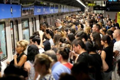 Aglomeración de viajeros en la estación de la Sagrera durante una jornada de huelga del metro.-DANNY CAMINAL
