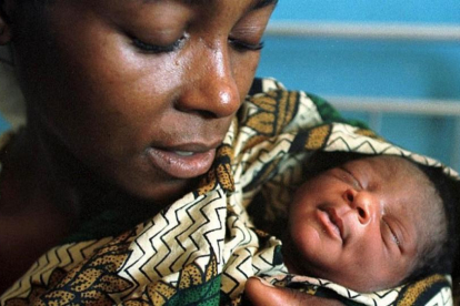 Una madre con su bebé de dos días en el hospital de Shibuto, al Norte de Mozambique.-KAREL PRINSLOO