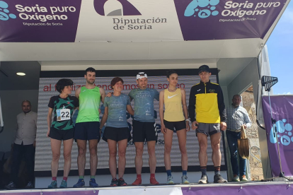 El podio masculino y femenino en categoría absoluta de la Trail Running, ayer. HDS