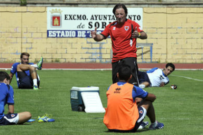 Juan Antonio Anquela se dirige a sus jugadores a la finalización de un entrenamiento. / VALENTÍN GUISANDE-
