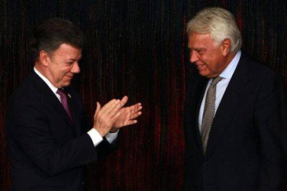 El presidente colombiano, Juan Manuel Santos, y el expresidente del Gobierno español Felipe González, este miércoles 3 de diciembre, en Bogotá.-Foto: EFE / MAURICIO DUEÑAS