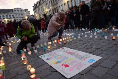 Velas por las víctimas de París en el distrito bruselense de Molenbeek.-AFP / EMMANUEL DUNAND