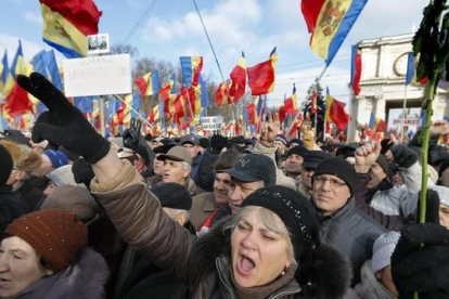 Manifestastes en la concentración contra el presidente moldavo y a favor de la celebración de nuevas elecciones.-EFE / ROBERT GHEMENT