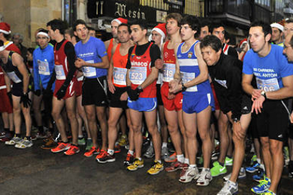 Los corredores antes de tomar la salida en la plaza Mayor. / D. Mayor-