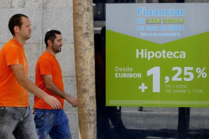 Anuncio de hipotecas en una oficina del BBVA en Madrid.-EL PERIÓDICO