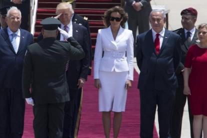 El presidente estadounidense, Donald Trump, y su mujer, Melania, son recibidos por el presidente israelí, Benjamin Netanyahu, y su esposa.-JIM HOLLANDER