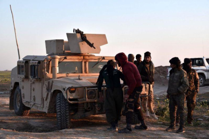Los integrantes de las Fuerzas Democráticas Sirias combatiendo al Estado Islámico.-EFE