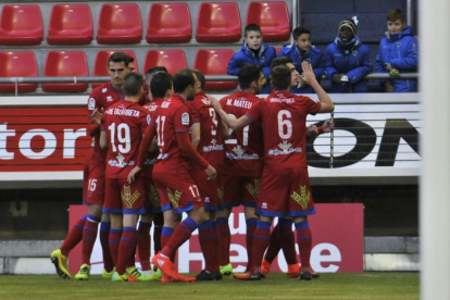 Los jugadores del Numancia celebran el gol de Jairo que a la postre daba la victoria ante el Reus.-María Ferrer