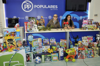 Blanca Sáenz y Míriam Martínez junto a los juguetes recogidos.-VALENTÍN GUISANDE
