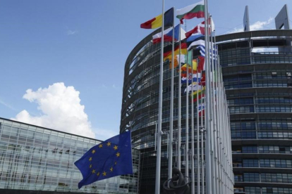 Banderas ondean en el exterior de la sede del Parlamento Europeo en Estrasburgo.-PATRICK SEEGER