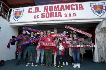 Miembros de las peñas numantinas, junto al alcalde de Soria, ayer en Los Pajaritos animando al Numancia.-MARIO TEJEDOR