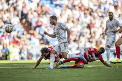El madridista Hazard define en el segundo gol ante el Granada.-AP