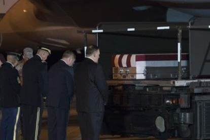 El secretario de Estado, Mike Pompeo, junto con otros dirigentes, recibe en EEUU el pasado sábado el cuerpo de un soldado muerto en Kabul en un atentado talibán.-CLIFF OWEN (AP)