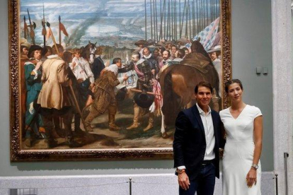 Rafael Nadal y Garbiñe Muguruza posan delante del cuadro de Velázquez. La rendicion de Breda en el Museo del Prado.-EFE