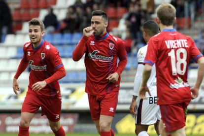 Paco Regalón celebra el primer gol anotado ante el Huesca.-DIEGO MAYOR