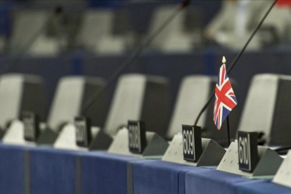 La bandera británica en uno de los escaños del Parlamento Europeo.-EFE