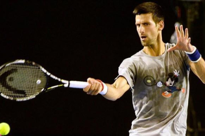 Novak Djokovic, durante un entrenamiento en Melbourne, previo al inicio del Abierto de Australia.-AFP / PAUL CROCK