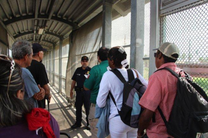 Inmigrantes centroamericanos acompañados por las autoridades de EEUU.-EFE
