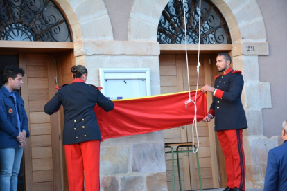 Arriado de bandera del Ejército en Navaleno. RAQUEL FERNÁNDEZ