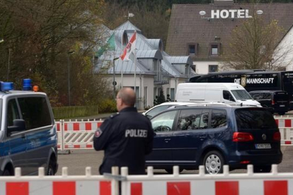 La policía vigila el hotel de concentración de la selección alemana en Barsinghausen.-AP / PETER STEFFEN