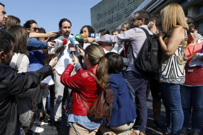 Pablo Iglesias atiende a los medios de comunicación en San Sebastián.-JAVIER ETXEZARRETA/ EFE
