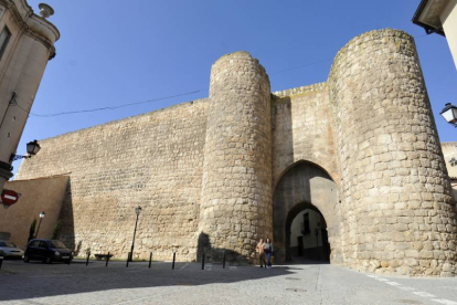 La Puerta de Herreros, uno de los elementos más reconocibles de la muralla de Almazán.-VALENTÍN GUISANDE