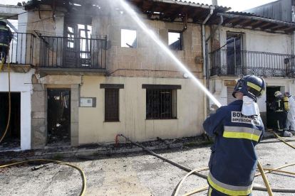Los bomberos de Diputación apagando un incendio-L.A.T.