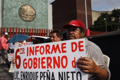 La sociedad protesta durante la entrega del sexto Informe de Gobierno de Enrique Peña Nieto, presidente de México.-SASHENKA GUTIERREZ (EPA)