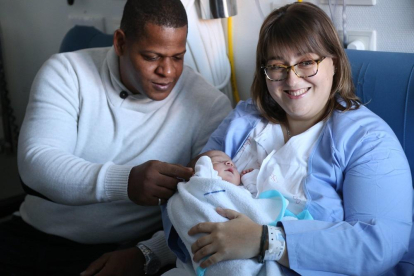 Sonia y Julio, junto a su hijo Javier , que ha sido el primer segoviano que ha nacido en 2019-- ICAL