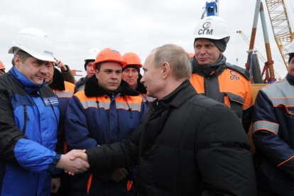 El presidente ruso, Vladimit Putin, visita las obras de construcción de un puente en el estrecho de Kerch, en marzo de 2016.-EL PERIÓDICO