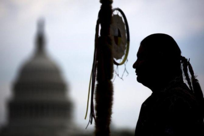 Un miembro de los Sioux de Dakota durante una protesta en Washington en contra de la construccion del oleoducto de Keystone XL en 2014.-JIM LO SCALZO
