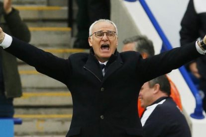 Ranieri festeja el tercer gol del Leicester al Swansea.-REUTERS / JASON CAIRNDUFF