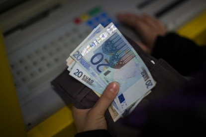 Billetes de euros suministrados por un cajero automático. /-EMILIO MORENATTI