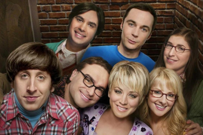 Los actores protagonistas de la serie The Big Bang Theory, en una imagen promocional de la producción.-EL PERIÓDICO