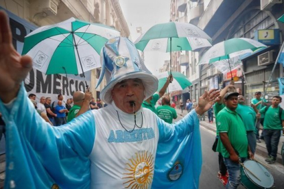 Manifestantes protestan contra la política económica de Macri, en Buenos Aires.-IGNACIO RONCORONI (EFE)