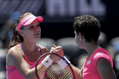 Carla Suárez, de espaldas, saluda a Radwanska al final del partido.-EFE / LYNN BO BO