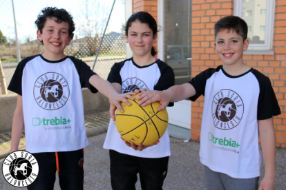Adrián Sanz, Norah Martínez y Mateo Isla, los tres jugadores de la Escuela Infantil del CSB que irán a Béjar. HDS