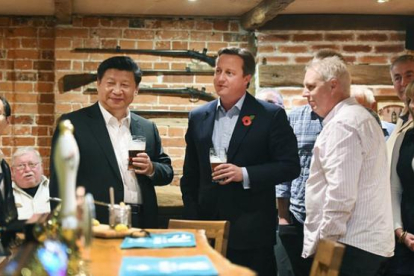 El primer ministro británico se ha llevado al presidente chino a tomar unas pintas de cerveza a un pub.-YOUTUBE